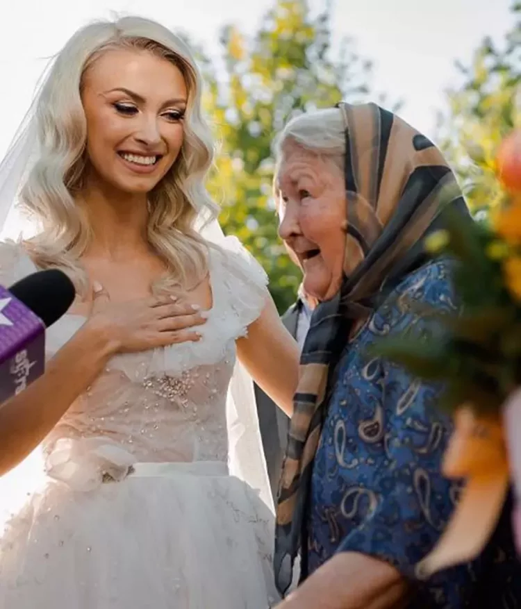 Cum a reacționat bunica Andreei Bălan după ce a aflat că nepoata ei divorțează de George Burcea după doar 4 luni de căsătorie. Șocată de asemenea rușine în familia ei, batrana a sunat-o pe Andreea și i-a zis: „Auzi, nepoato, mai ‼️”