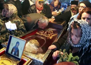 Moastele Sfintei Cuvioase Parascheva, scoase pe strazi pentru a scapa de coronavirus. Oamenii, chemati sa iasa la geamuri! Cand va avea loc ceremonia: