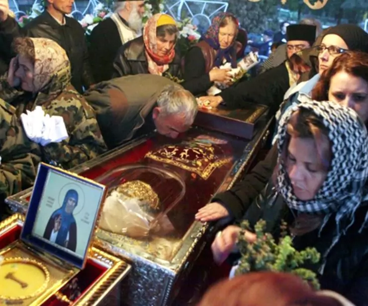 Moastele Sfintei Cuvioase Parascheva, scoase pe strazi pentru a scapa de coronavirus. Oamenii, chemati sa iasa la geamuri! Cand va avea loc ceremonia: