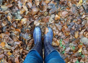 Cum porți cizme de cauciuc în ținute cu stil