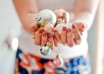 Cele mai interesante idei de modele de unghii de sărbători 2020