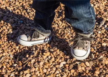 Cum îți înveți copilul să-și lege șireturile