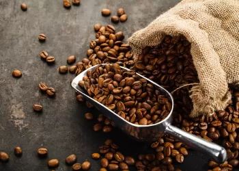 Beneficiile tratamentelor pe bază de cafea pentru piele și păr