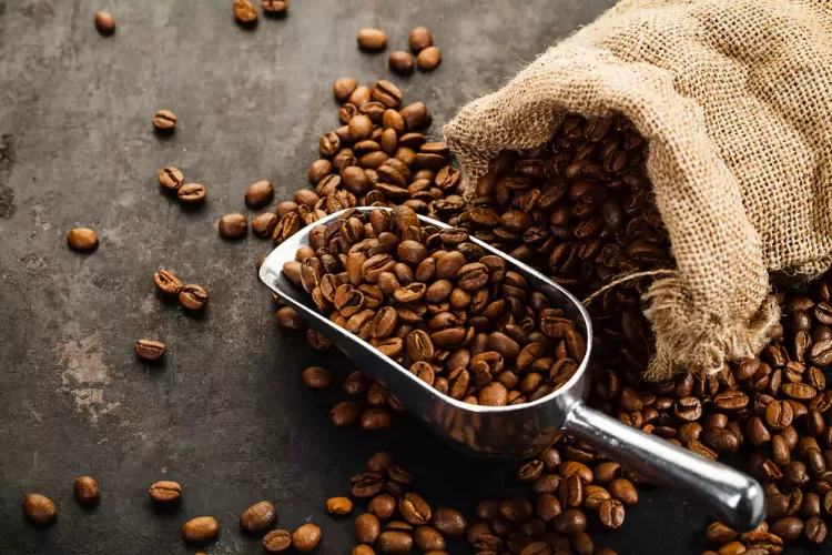 Beneficiile tratamentelor pe bază de cafea pentru piele și păr