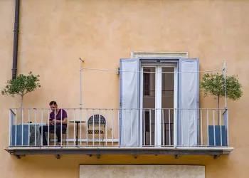5 idei pentru a transforma balconul într-un spațiu de relaxare