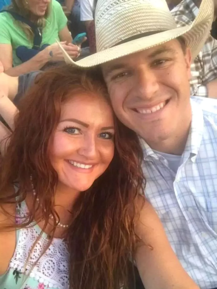 După 4 ani de relație, bărbatul și femeia din imagine s-au căsătorit anul acesta