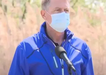 Cât costă jacheta pe care a purtat-o Klaus Iohannis în Delta Văcărești. Prețul este amețitor