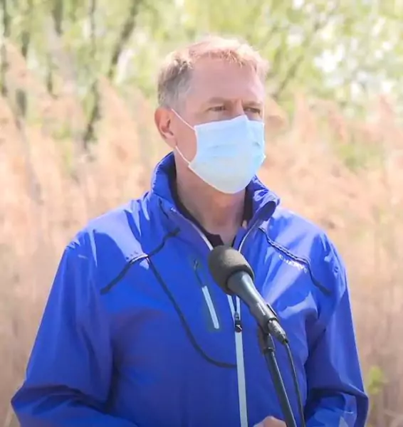 Cât costă jacheta pe care a purtat-o Klaus Iohannis în Delta Văcărești. Prețul este amețitor