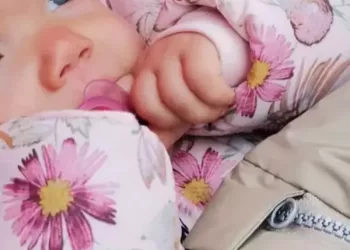 În sfârșit, primele poze cu fetița! Artistul nostru e cel mai fericit tătic