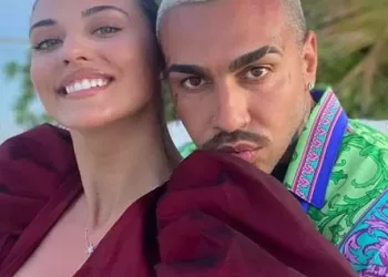 Vedeta a postat pe net o fotografie cu burtica de gravida: