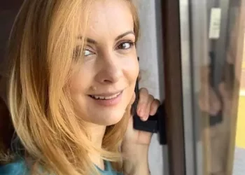 „Să stai, să nu mai vii la TV, că stai bine ” a comentat un fan, dupa ce Simona Gherghe a postat o poza cu ea si familia ei, in izolare. Vedetei nu i-a picat bine, si a raspuns cum nu se putea mai frumos