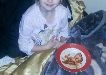 Crima care a cutremurat o tara intreaga! Si-a ucis fiica de 8 ani, după ce a pozat-o. I-a infipt un cutit direct in inima….  Motivul incredibil pentru care si-a ucis propria fetita