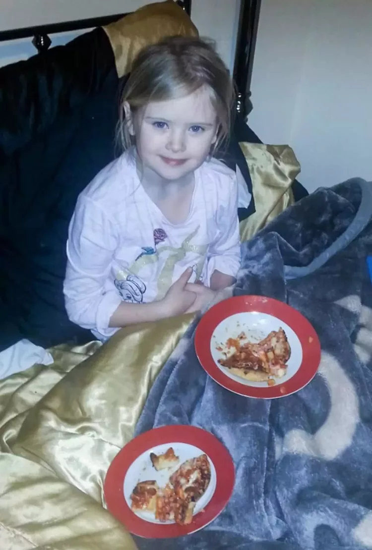 Crima care a cutremurat o tara intreaga! Si-a ucis fiica de 8 ani, după ce a pozat-o. I-a infipt un cutit direct in inima…. Motivul incredibil pentru care si-a ucis propria fetita