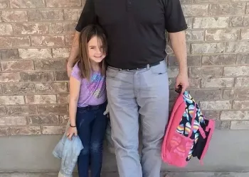 Tati, de ce ai făcut pipi pe tine?” Tatăl fetiței a făcut pe el și a mers așa să-și ia fata de la școală. Profesorii se uitau urât, copiii râdeau, dar când i-a spus fetiței de ce a venit în halul ăsta la ea toți au început să plângă. Uite care era motivul…