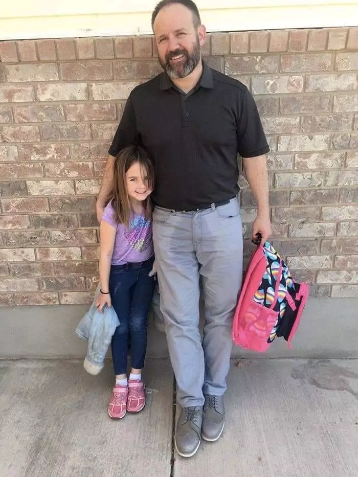 Tati, de ce ai făcut pipi pe tine?” Tatăl fetiței a făcut pe el și a mers așa să-și ia fata de la școală. Profesorii se uitau urât, copiii râdeau, dar când i-a spus fetiței de ce a venit în halul ăsta la ea toți au început să plângă. Uite care era motivul…