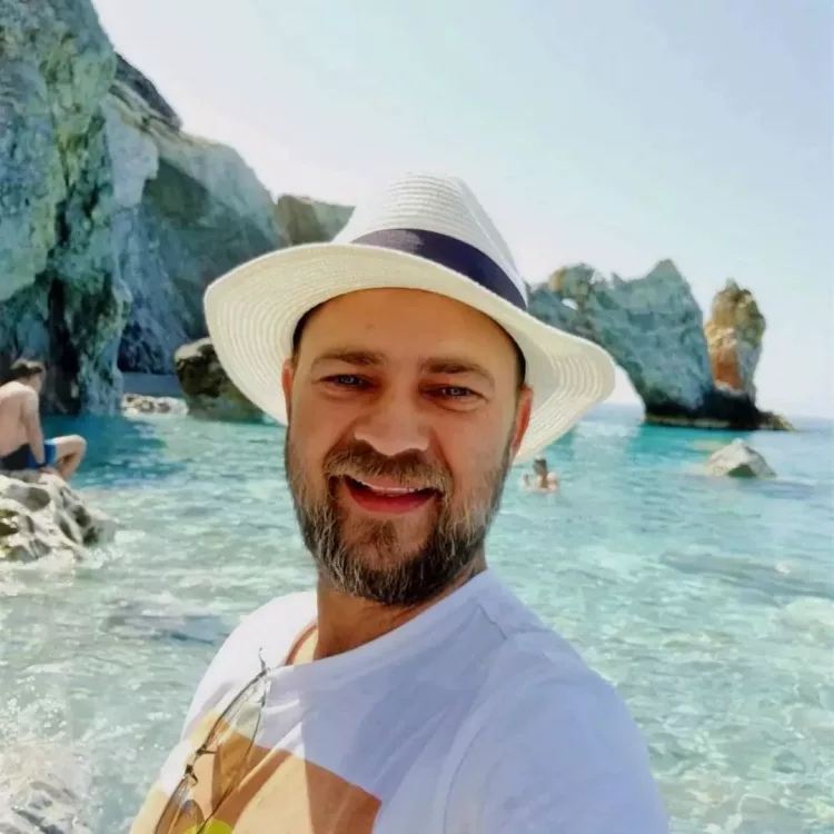 „Nu-mi permit să mă duc la mare la noi. Costă vreo 6 euro o ciorbă. Nu suport, sunt banii pe care eu îi muncesc. O cameră la trei stele e 300 de euro, fără masă”