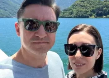 Tot internetul vuiește despre gafele lui George Buhnici, dar soția sa, Lorena, a comis-o chiar mai rău! Doamne ferește, a batjocorit o femeie în costum de baie