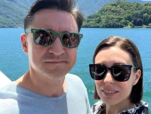 Tot internetul vuiește despre gafele lui George Buhnici, dar soția sa, Lorena, a comis-o chiar mai rău! Doamne ferește, a batjocorit o femeie în costum de baie