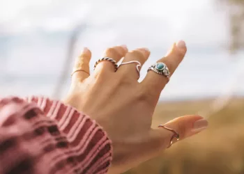 Simplu sau cu piatră? Cum alegi modelul potrivit de inel în funcție de eveniment