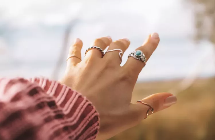 Simplu sau cu piatră? Cum alegi modelul potrivit de inel în funcție de eveniment