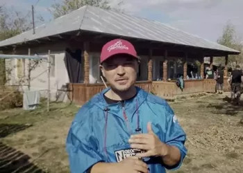 Cum arată casa de la țară a lui Puya. Este din lut și cu numeroase motive tradiționale