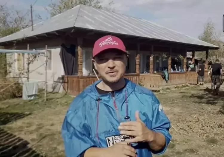 Cum arată casa de la țară a lui Puya. Este din lut și cu numeroase motive tradiționale