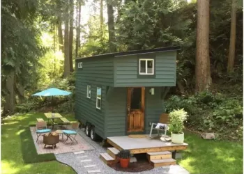 Vă vine să credeți că această casa micuță are chiar și un spațiu pentru oaspeți? Iată cum arată în interior: