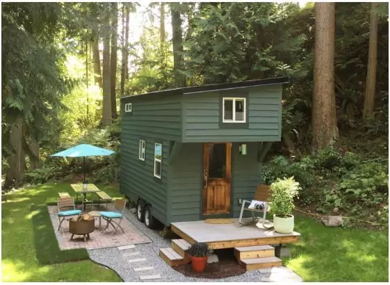 Vă vine să credeți că această casa micuță are chiar și un spațiu pentru oaspeți? Iată cum arată în interior: