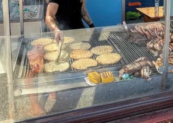 A muncit 4 zile intr-un restaurant din Mamaia, dar cand a vazut cu cat a fost platit a crezut ca nu e adevarat! Ce i-a facut patronul localului