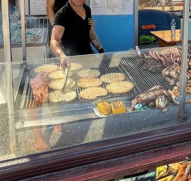 A muncit 4 zile intr-un restaurant din Mamaia, dar cand a vazut cu cat a fost platit a crezut ca nu e adevarat! Ce i-a facut patronul localului