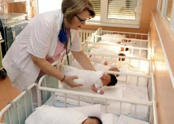 O asistentă medicală a schimbat la naștere peste 5000 de bebeluși!