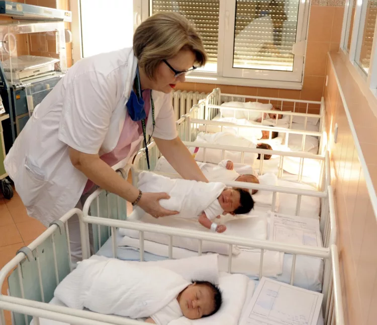 O asistentă medicală a schimbat la naștere peste 5000 de bebeluși!