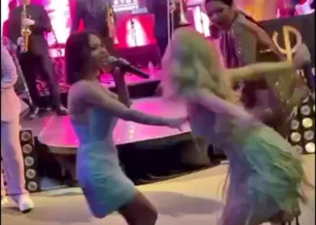 Show incendiar la botezul fiicei Andreei Antonescu. Cântăreața a fost, totusi, la o secunda de dezastru