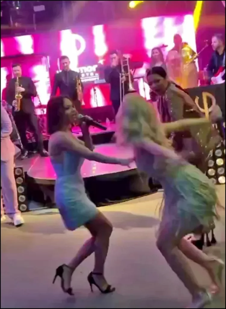 Show incendiar la botezul fiicei Andreei Antonescu. Cântăreața a fost, totusi, la o secunda de dezastru