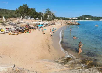 Tragedie în Thassos. O femeie a murit pe plajă, chiar dacă 4 români au încercat să o salveze! Ce făcea în acest timp singura ambulanță de pe insulă