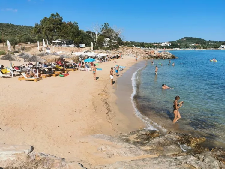 Tragedie în Thassos. O femeie a murit pe plajă, chiar dacă 4 români au încercat să o salveze! Ce făcea în acest timp singura ambulanță de pe insulă