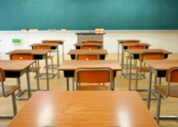 Telefoanele interzise in scoli! Locul in care se va aplica regula de anul viitor