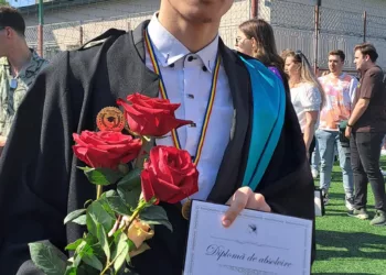 Sebastian avea doar 4 ani când părinții s-au despărțit. A murit bunica lui, apoi mama, după ce a fost înțepată de viespe. A ajuns al nimănui, pasat de la o rudă la alta, până când a ajuns să fie preluat de Protecția Copilului. Acum a impresionat o țară întreagă cu povestea lui! Cu ce notă a reușit să intre la facultate