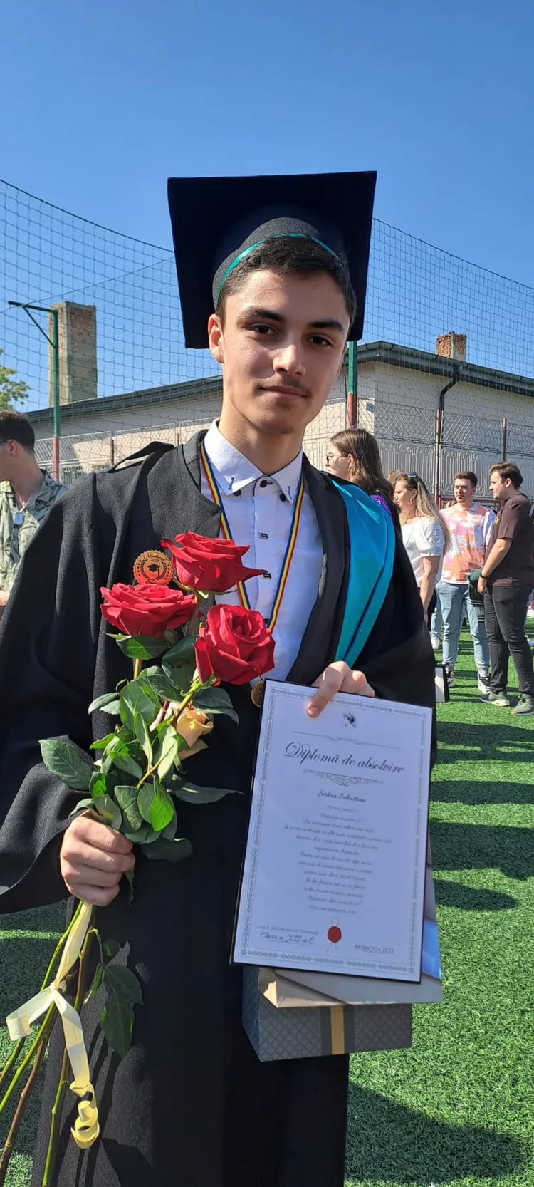 Sebastian avea doar 4 ani când părinții s-au despărțit. A murit bunica lui, apoi mama, după ce a fost înțepată de viespe. A ajuns al nimănui, pasat de la o rudă la alta, până când a ajuns să fie preluat de Protecția Copilului. Acum a impresionat o țară întreagă cu povestea lui! Cu ce notă a reușit să intre la facultate