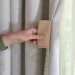 Cum speli perdelele și draperiile fără să le dai jos de la geam. 3 trucuri geniale!