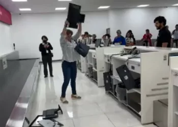 Imagini virale! Cum a reacționat această femeie, după ce i s-a interzis îmbarcarea în avion pe motiv că rezervarea nu i-a fost procesată