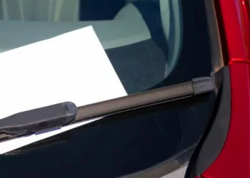 Ce bilețel a primit o româncă, în noaptea plecării din Grecia. A fost scris în română de proprietarul cazării și lăsat pe parbrizul mașinii