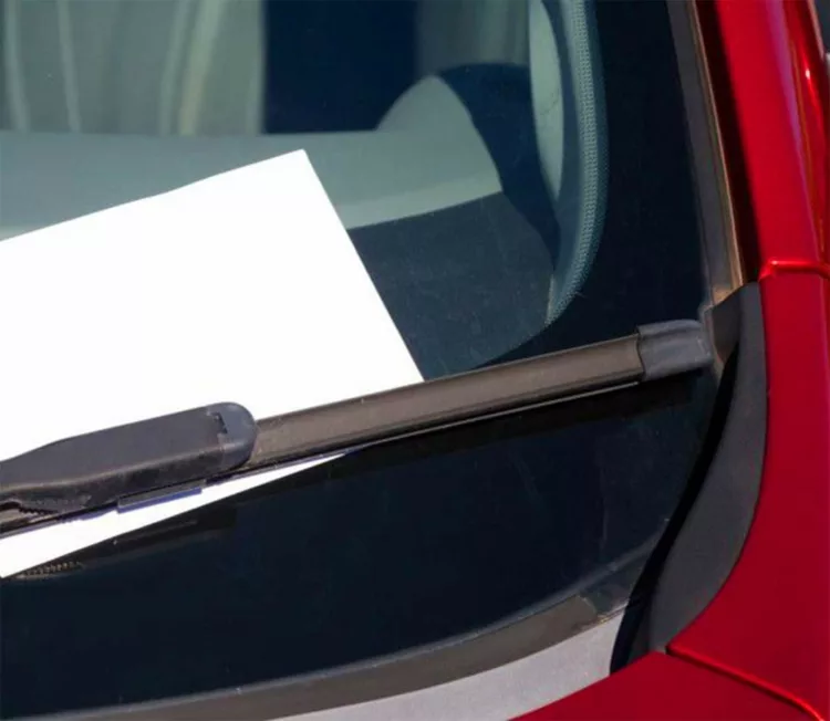 Ce bilețel a primit o româncă, în noaptea plecării din Grecia. A fost scris în română de proprietarul cazării și lăsat pe parbrizul mașinii