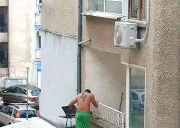 Moldoveni, prinși făcând GRĂTARUL în balconul unei camere de hotel din Thassos!