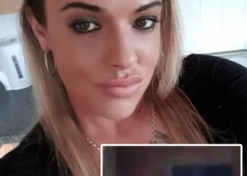 Tânăra din imagine a chemat un meșter pentru câteva reperații. Camera de supraveghere l-a prins în fapt