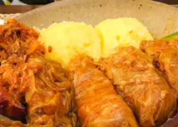 Câtă ceapă se pune la 1 kilogram de carne pentru sarmale. Trucul pe care trebuie să-l știe orice gospodină