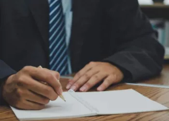 Dna sau d-na? Care e prescurtarea corectă pentru „doamna”