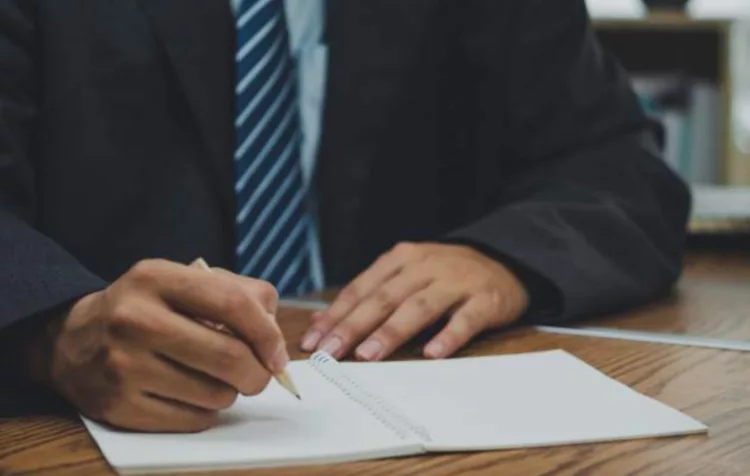 Dna sau d-na? Care e prescurtarea corectă pentru „doamna”