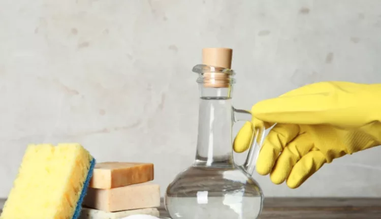 De ce trebuie să pulverizezi oțet pe plăcile de faianță și între rosturi. Gospodinele adevărate iubesc acest truc