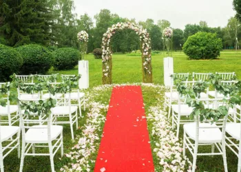 De ce nu e bine să te îmbraci în roșu la nuntă sau la botez. Multe femei fac această greșeală când merg la evenimente..